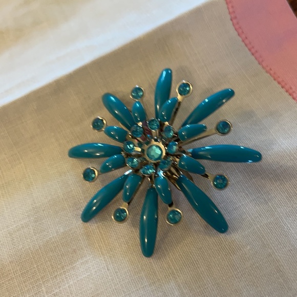 v i n t a g e ::
 flower pin - Picture 2 of 3